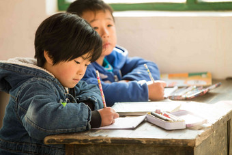 乡村小学里的小学生