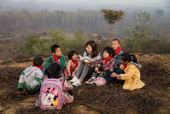 乡村教师和小学生在户外学习