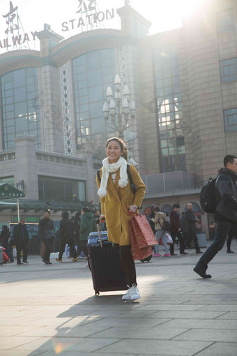 青年女人在站前广场