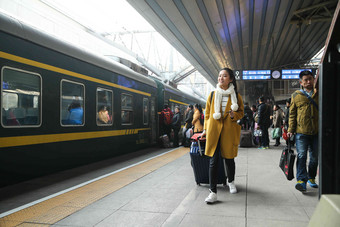 青年女人在车站月台