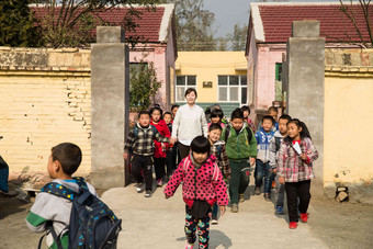 乡村女教师和学生在户外