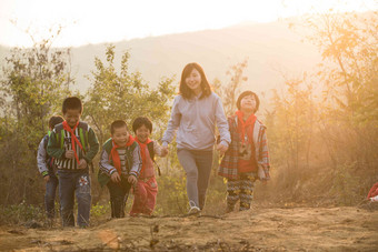 乡村女教师和学生在户外