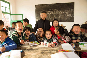 乡村男教师和小学生在教室里学校氛围镜头