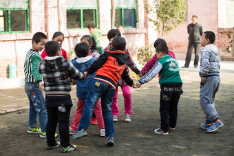 乡村小学生在学校环境照片