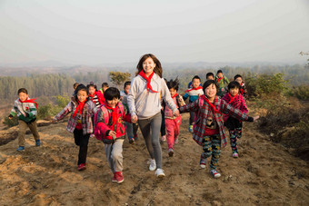 乡村女教师和学生在玩耍