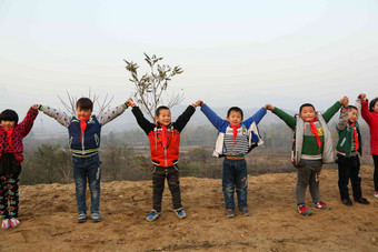 欢乐学生男孩风景表现积极高清相片