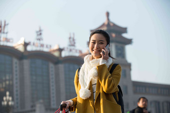 青年女人在站前广场