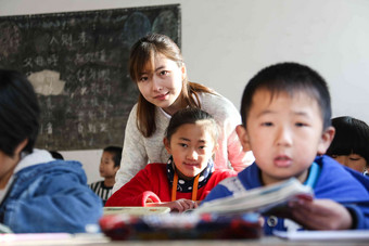 乡村女教师和小学生在教室里