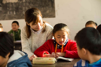 乡村女教师和小学生在教室里