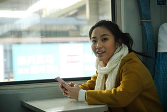 青年女人在火车上站着高质量镜头