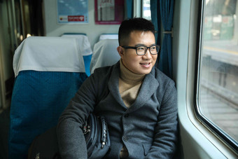 青年男人在火车上公共交通氛围影相