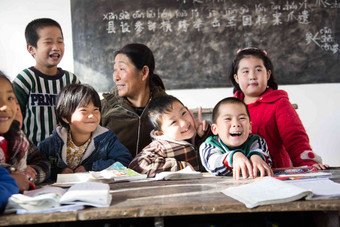 乡村女教师和小学生在教室里