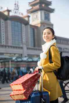 青年女人在站前广场