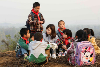 乡村教师和小学生在户外学习