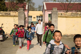 乡村女教师和学生在户外