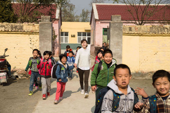 乡村女教师和学生在户外