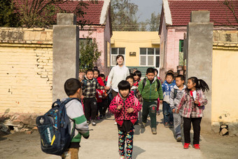 乡村女教师和学生在户外