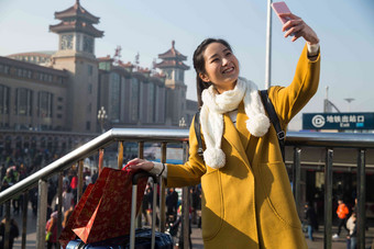 青年女人在站前广场