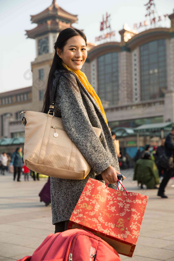 青年女人在站前广场