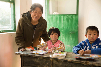 乡村女教师和小学生在教室里