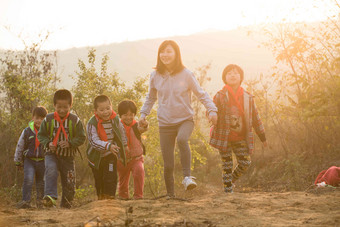 乡村女教师户外环境贫穷小学生摄影图