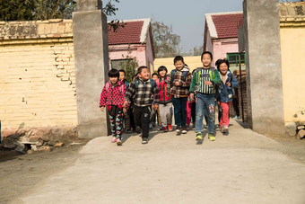 乡村小学生在放学回家