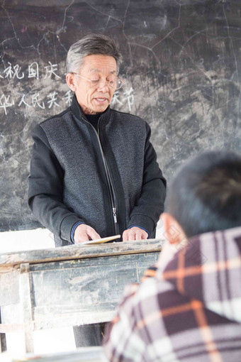 乡村男教师和小学生在教室里