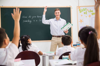 教师和小学生在教室里