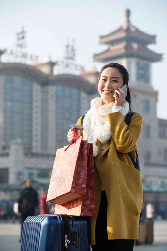 青年女人在站前广场