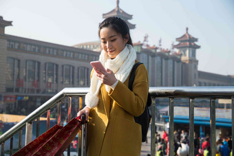 青年女人在站前广场