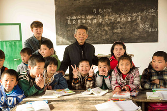 乡村男教师和小学生在教室里