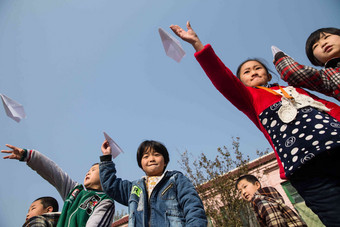 乡村小学生在学校放纸飞机