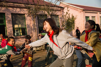 乡村教师和小学生在学校里