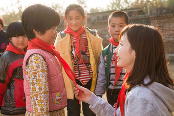 乡村<strong>教师</strong>和小学生在学校里