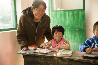 乡村女教师和小学生在教室里