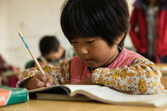 乡村小学里的小学女生