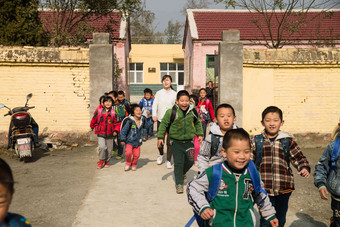 乡村女教师和学生在户外