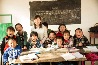 乡村女教师和小学生在教室里