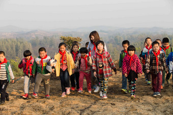 乡村女教师玩耍中国山摄影写实照片图片