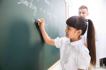 老师在指导小学生学习