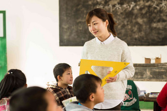 乡村女教师和小学生在教室里