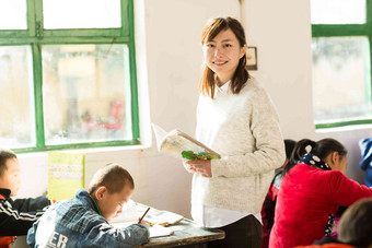 乡村女教师和小学生在教室里