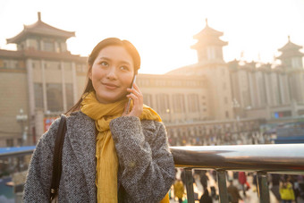 青年女人在<strong>站前广场</strong>