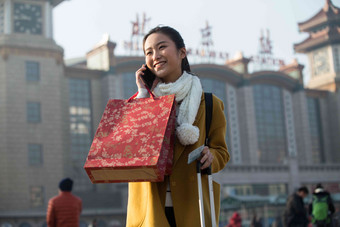 青年女人在站前广场