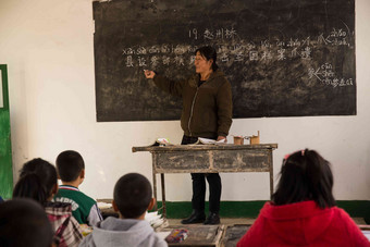 乡村女教师和小学生在教室里