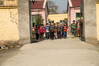 乡村小学生在放学回家