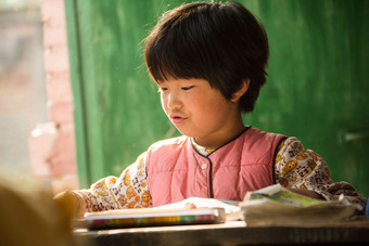 乡村小学里的小学女生