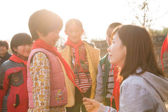 乡村教师和<strong>小学</strong>生在学校里