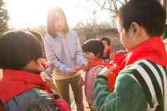 乡村教师和小学生在学校里