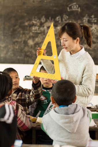 乡村女教师和小学生在教室里